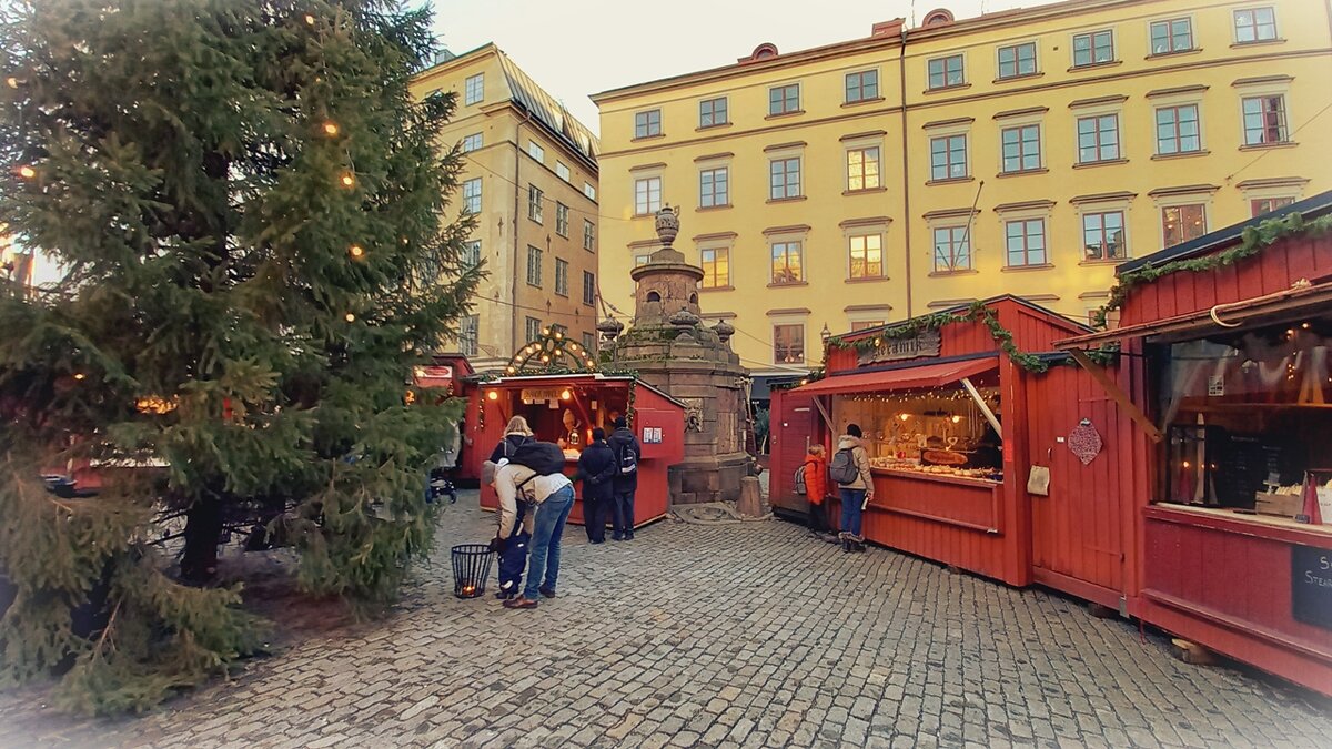 Стокгольм Швеция Рождественская ярмарка на площади Stortorget - wea *