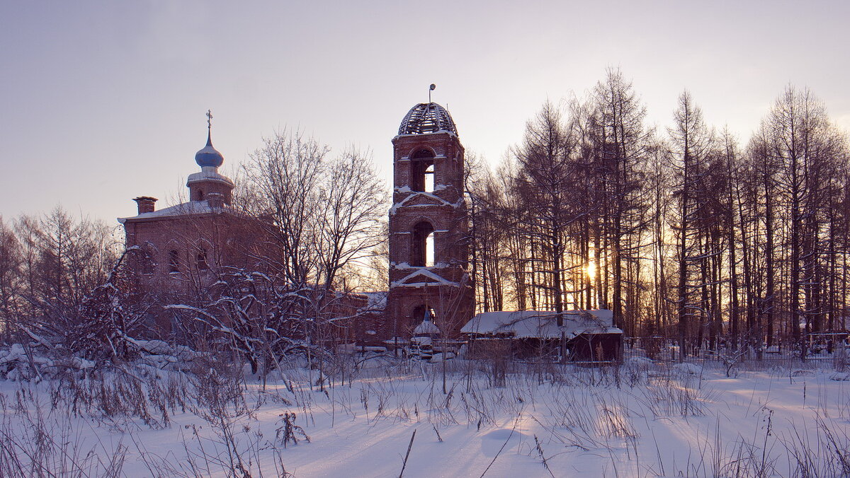 Низкое солнце декабрьского утра, в Пазушино, в окрестностях Ярославля - Николай Белавин