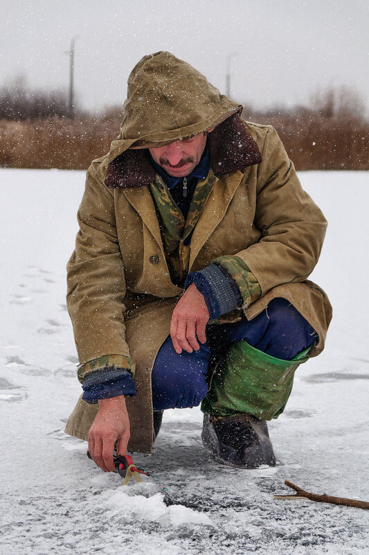 Мёрзнущий рыбак на спортивном соревновании по подлёдному лову - Анатолий Клепешнёв