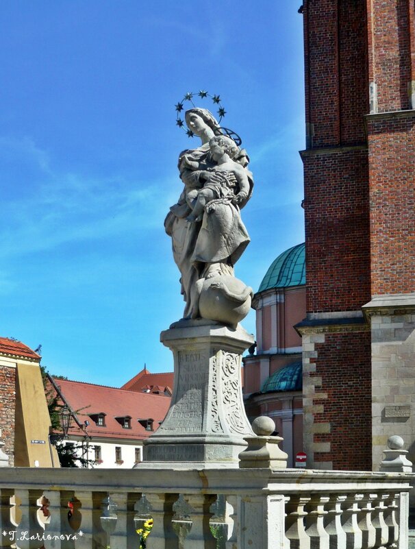 Скульптура возле  собора Иоанна Крестителя - Татьяна Ларионова