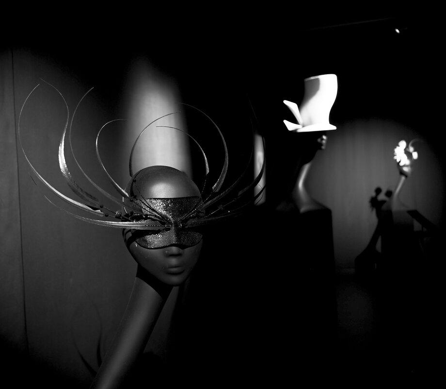 Выставка главного шляпника планеты Филипа Трейси в Эрарте - Магомед .