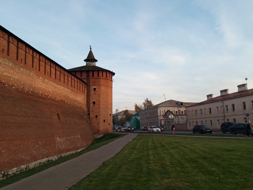 Стены и башни Коломенского кремля.Грановитая башня и западная стена Кремля - Galina Solovova