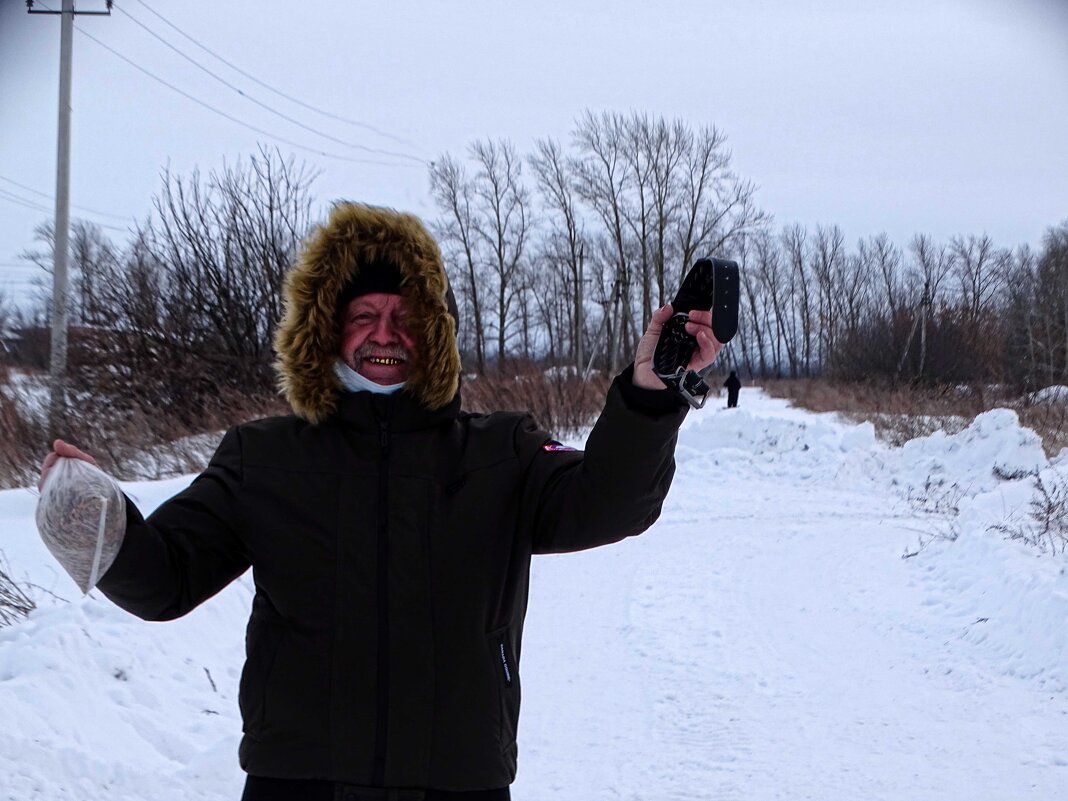 Мужчина на зимней прогулке - Юлия Денискина