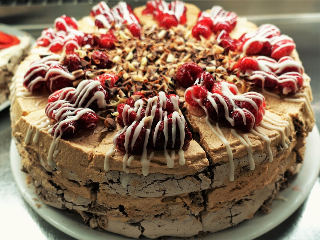 Торт со свежими ягодами и орешками - Aida10 
