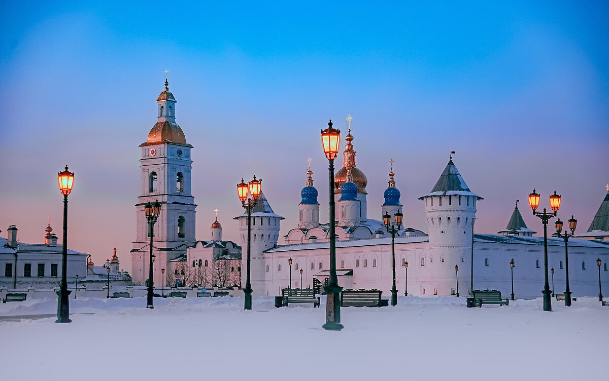 Утро красит нежным светом стены древнего кремля. - Сергей Пушкин