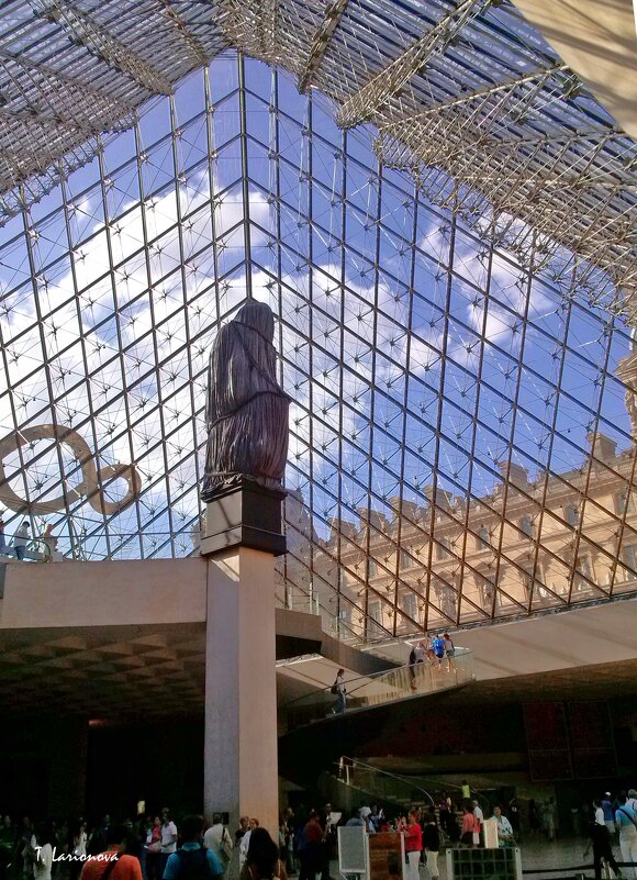 В Лувре. Внутри пирамиды - Татьяна Ларионова