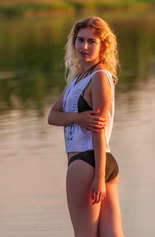 Спонтанный портрет девушки у озера на закате дня - Анатолий Клепешнёв