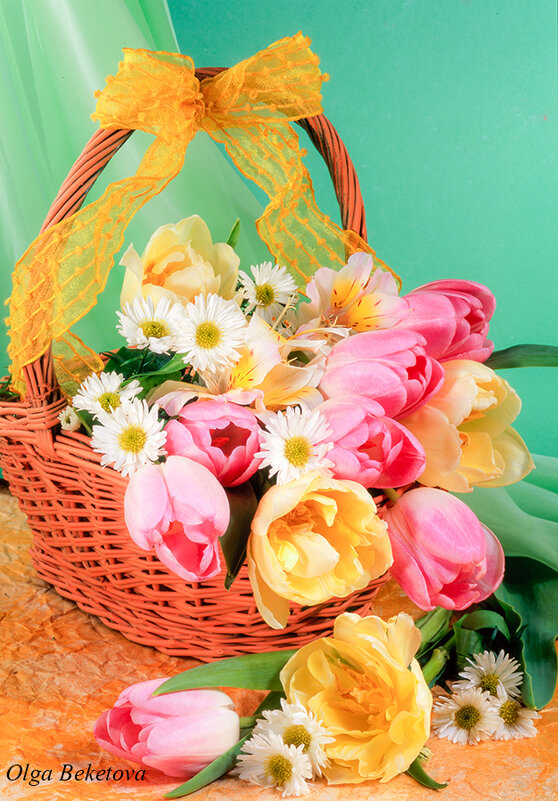 Розовые и желтые тюльпаны в корзинке - Ольга Бекетова