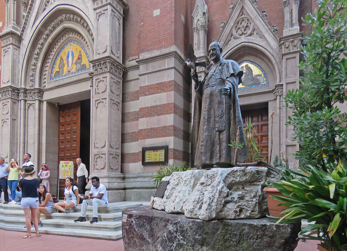 папа Иоанн XXIII у церкви святого Антуана в Стамбуле - ИРЭН@ .
