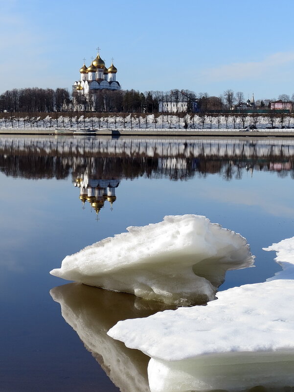 Прозрачная синева апрельского утра, так выглядит Ярославль из Твериц - Николай Белавин