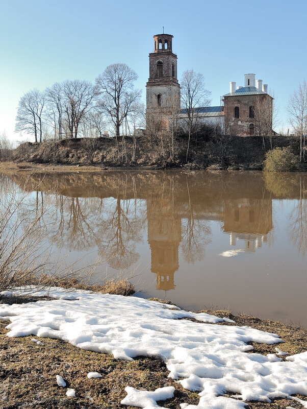 В середине апреля, возле Смоленской церкви на реке Ить, в селе Устье возле Ярославля - Николай Белавин