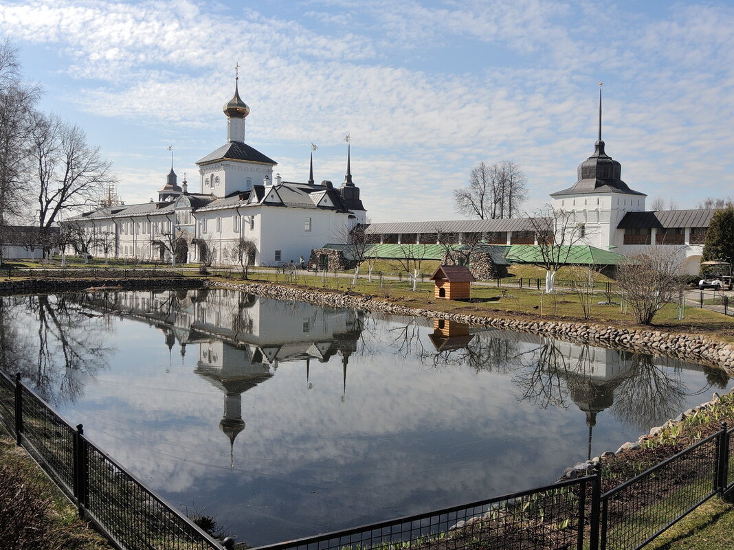 В тишине апрельского утра, на пруду Толгского монастыря - Николай Белавин