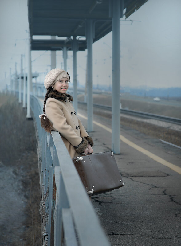 На станции, в ожидании поезда - Ивашина Елена 