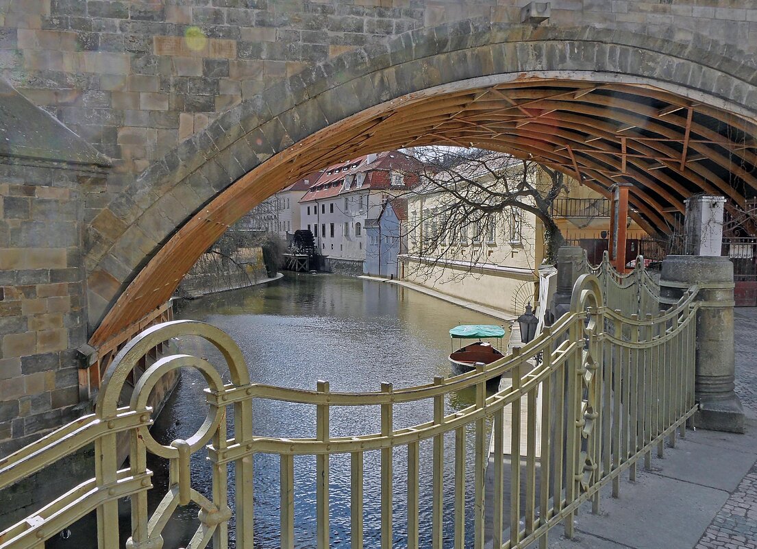 Под мостом. Прага - Любовь Зинченко 