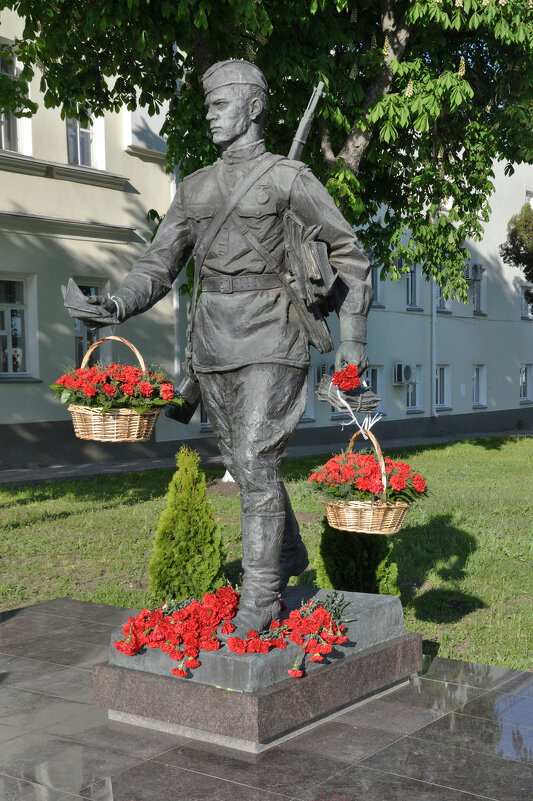 Памятник фронтовому почтальону - Татьяна 