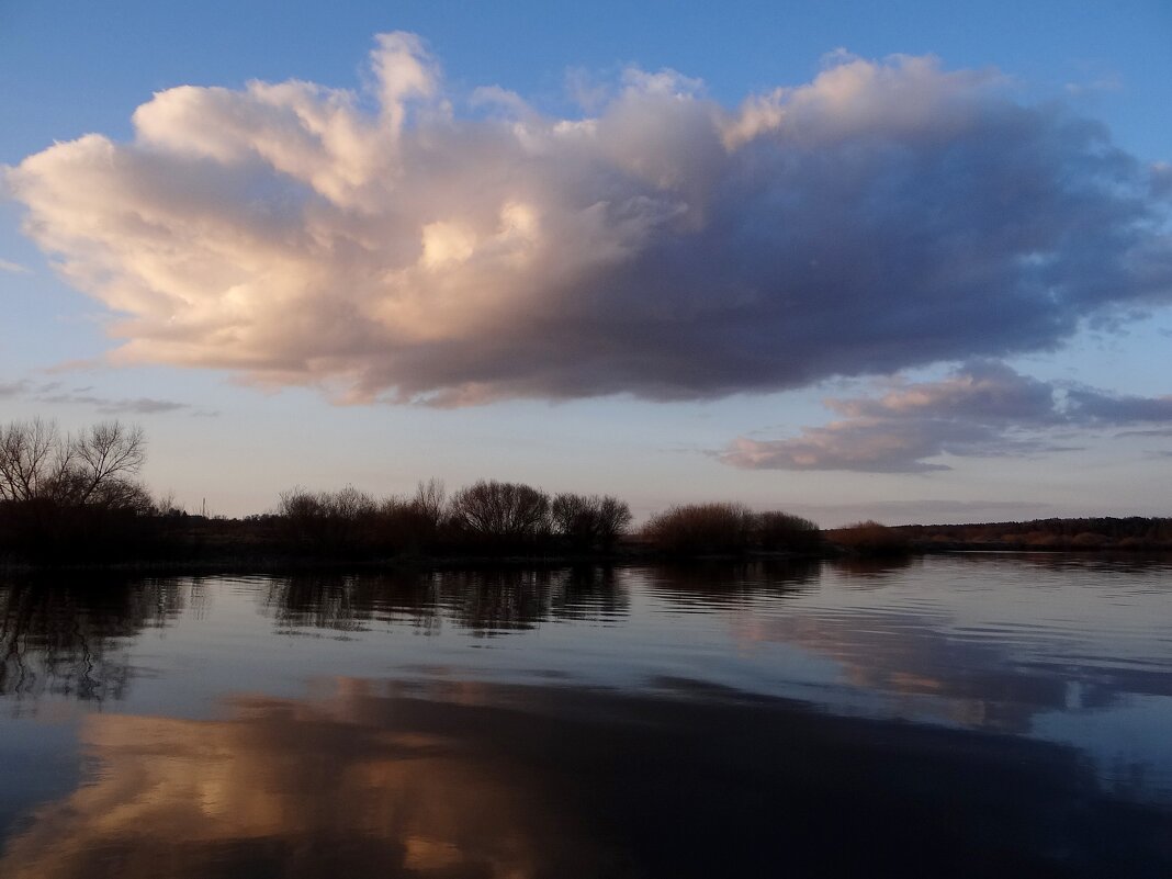 Облако на небе и в воде - Антонина Гугаева