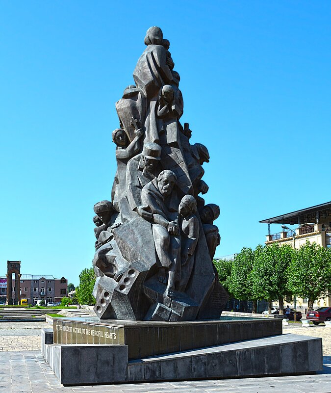 Памятник  жертвам  землетрясения - Русский Шах Гончар