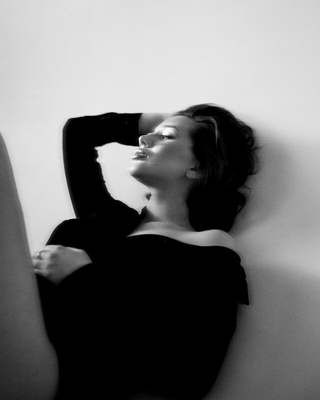 Черно-белый портрет красивой девушки в солнечной студии - Lenar Abdrakhmanov