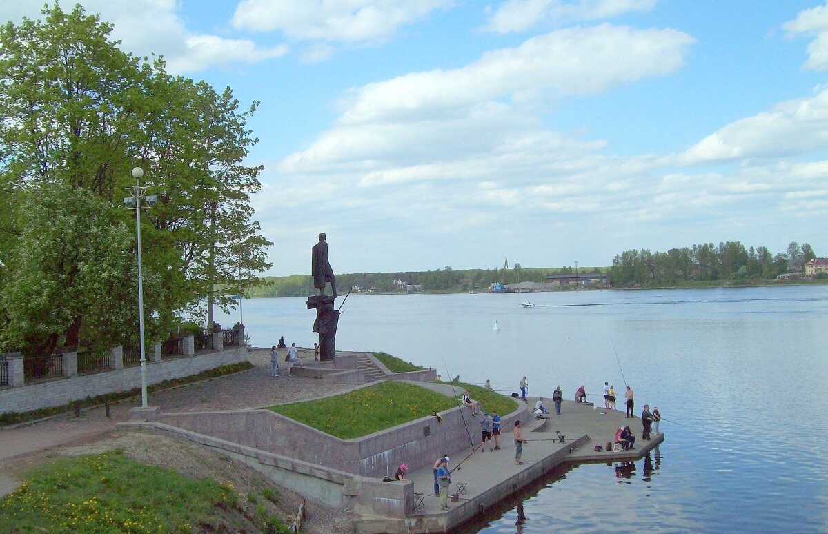 Нева в районе Усть-Ижоры. Памятник Александру Невскому - alemigun 