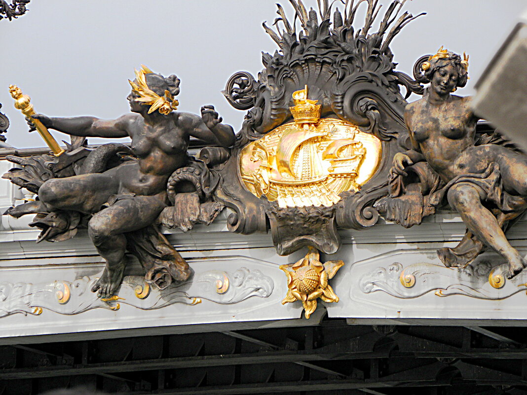 Одна из скульптур нимф, украшающих мост Александра III в Париже - Галина 