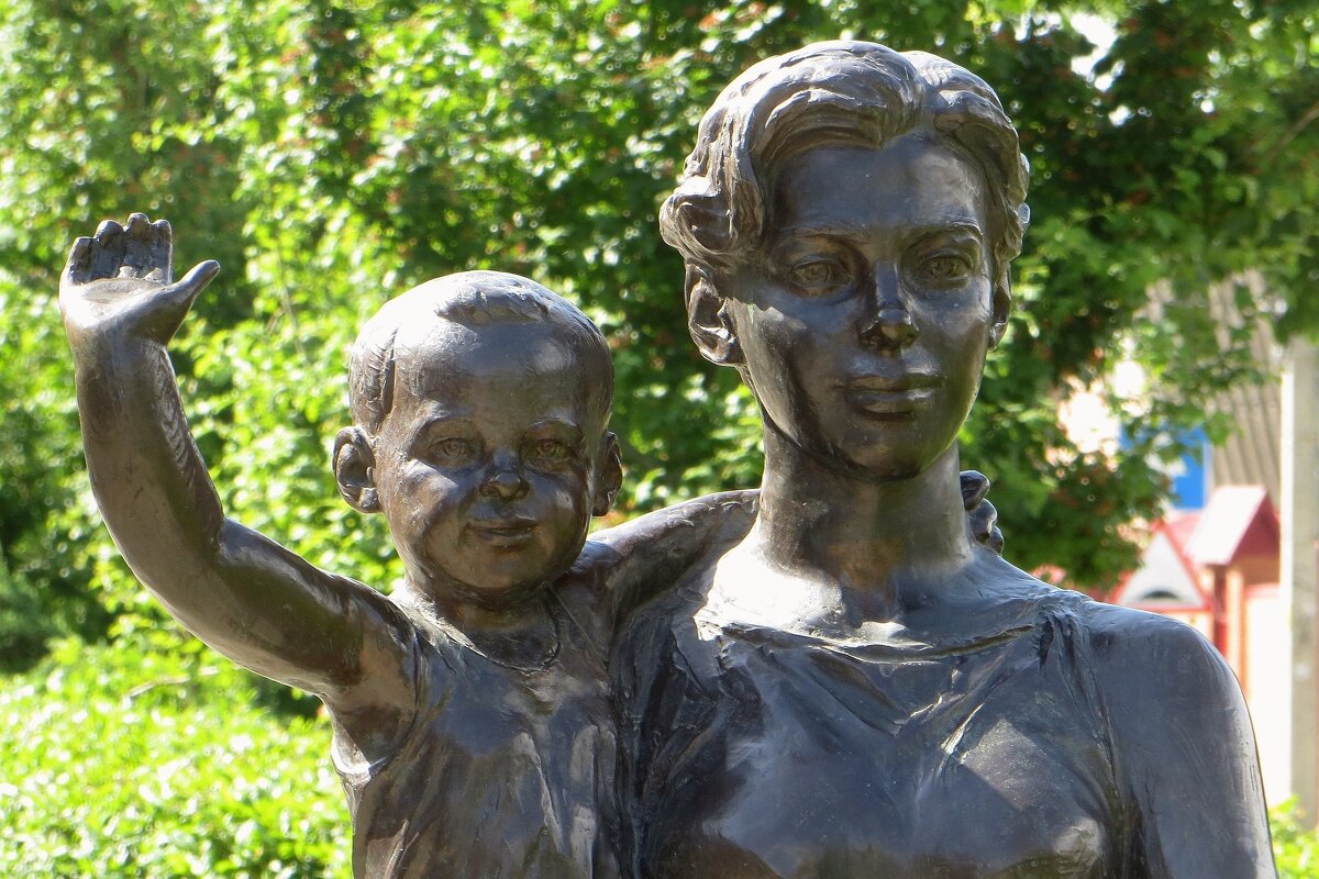 Мама с сыночком в скульптуре - Татьяна Смоляниченко