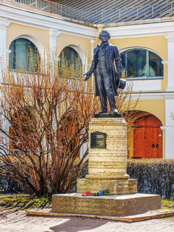Памятник А.С.Пушкину во дворе дома на Мойке, 12 - Стальбаум Юрий 