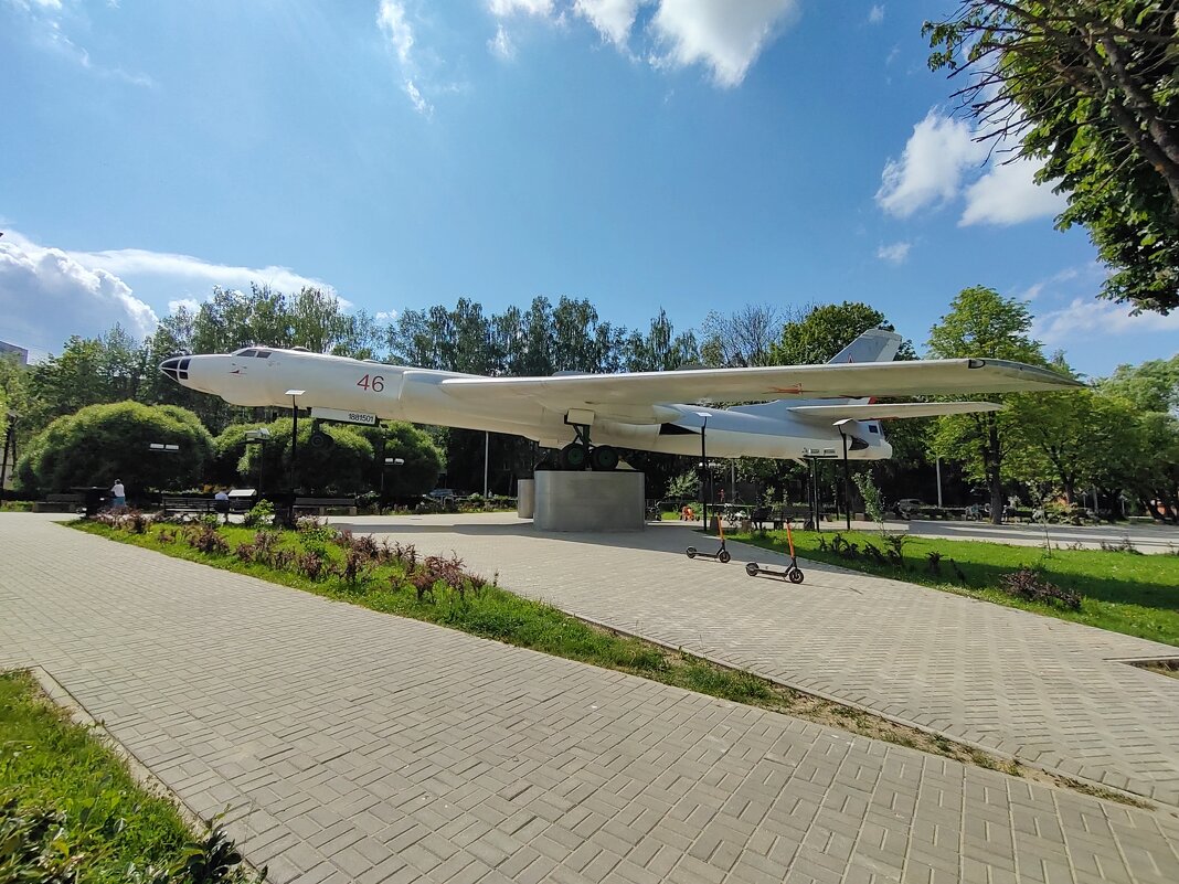 Памятник-самолет ТУ-16 в Смоленске - Юлия 