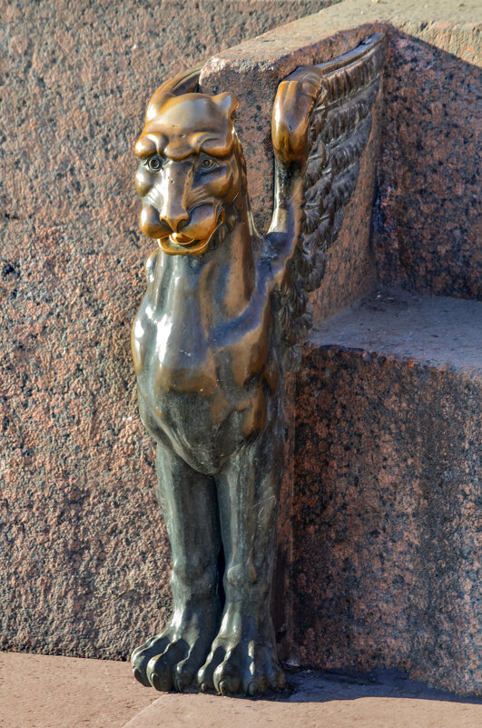 Один из двух бронзовых крылатых львов на спуске к Неве со сфинксами у Академии Художеств - Стальбаум Юрий 