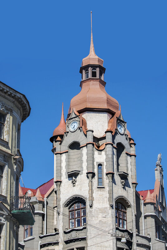Угловая башня с часами, создающая неповторимую красоту Дому городских учреждений - Стальбаум Юрий 