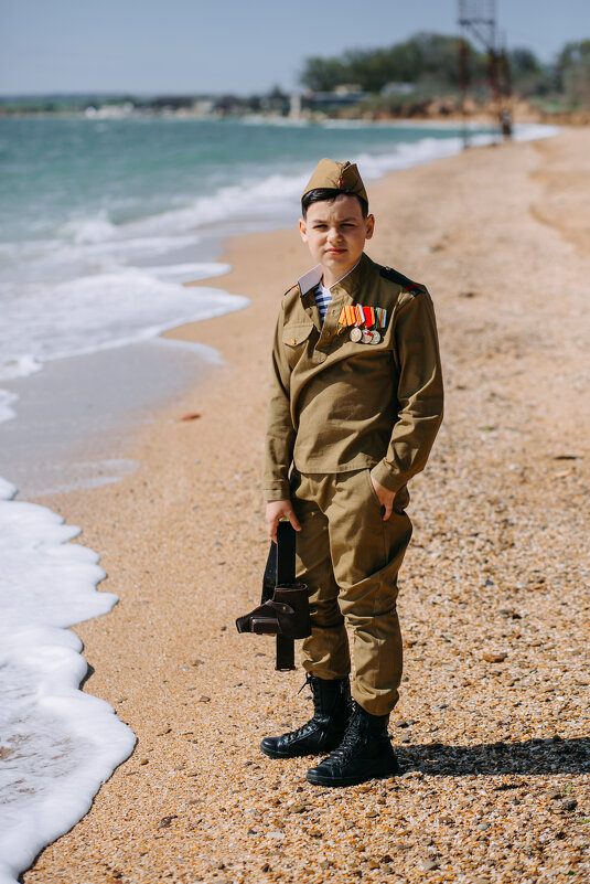Мальчик в военной форме на берегу моря - Евгений Николаев
