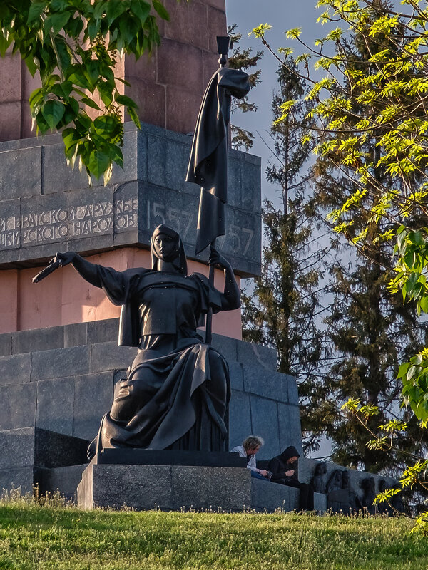 В тени монумента - Сергей Шатохин 