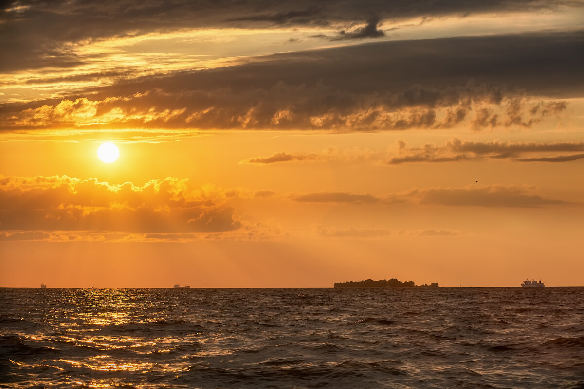 Панорама заката над заливом