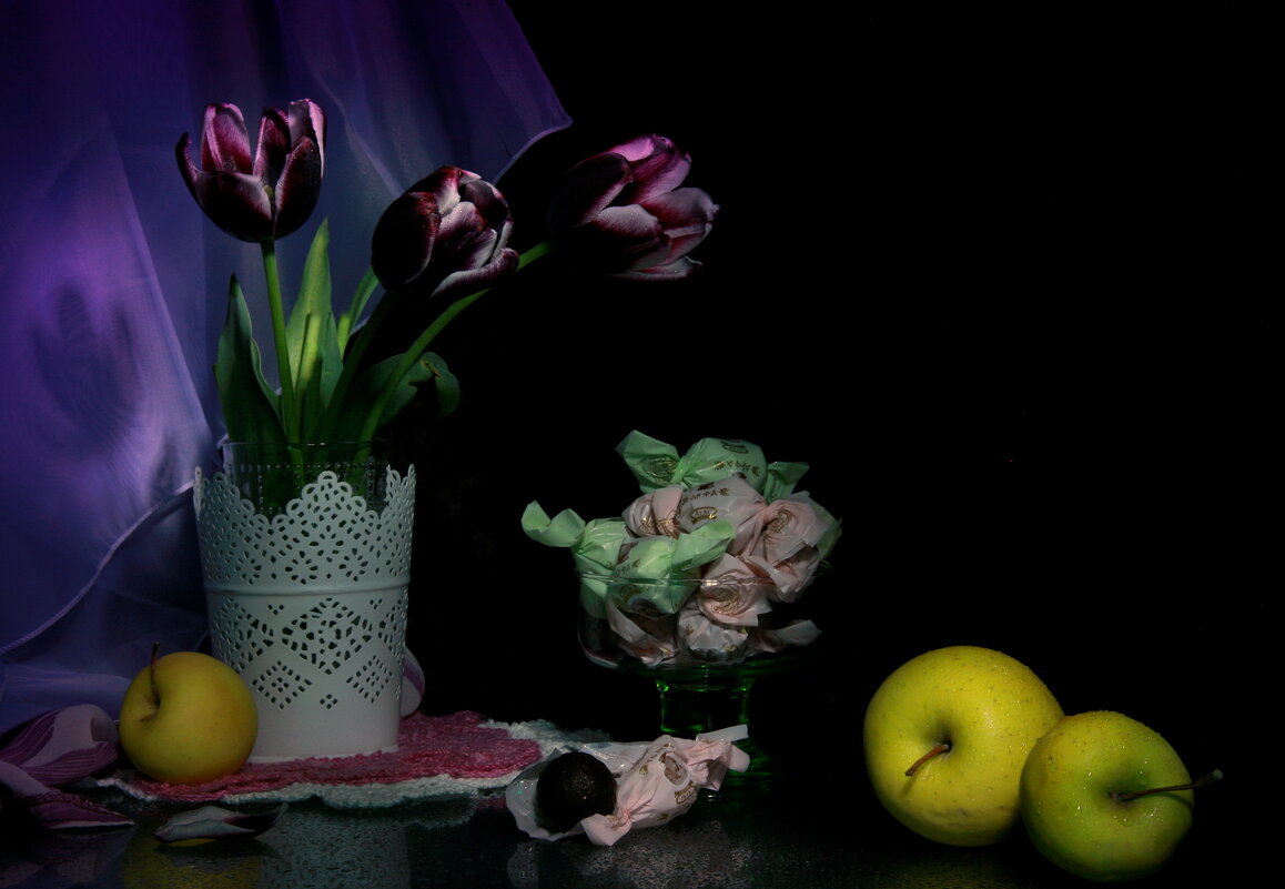 Натюрморт с тюльпанами и яблоками... - Нэля Лысенко