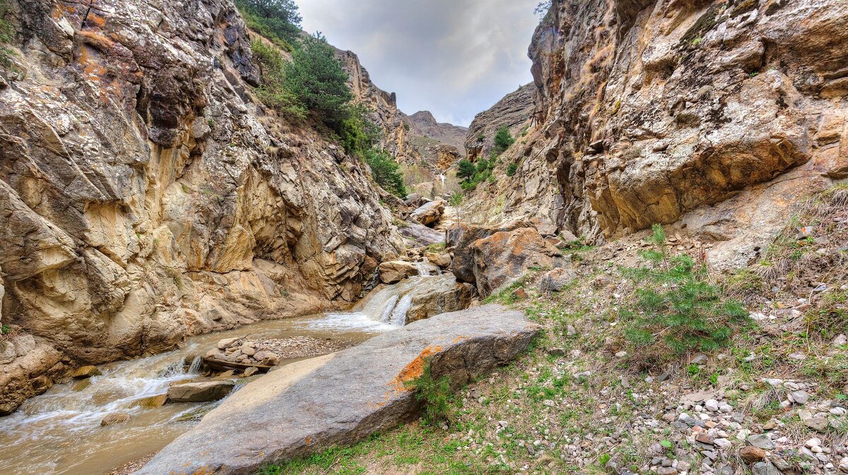 Ущелье с водопадом и рекой - Константин 