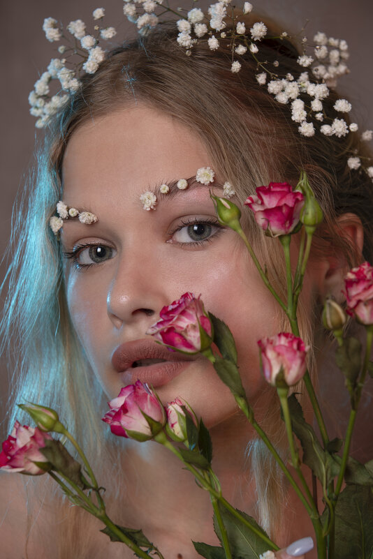 Портрет девушки с цветами - Ульяна Гончарова
