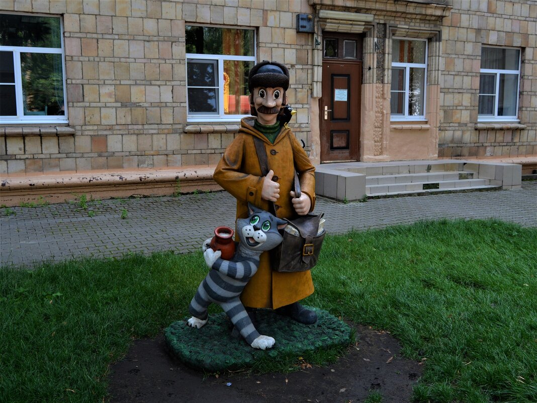 Ростов-на-Дону. Скульптура "Почтальон Печкин и Кот Матроскин". - Пётр Чернега