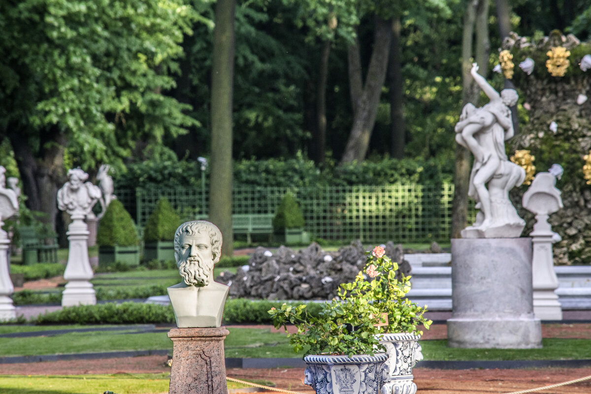 Двуликий Янус в окружении других мраморных статуй Летнего сада отдыхает от нашествия посетителей - Стальбаум Юрий 