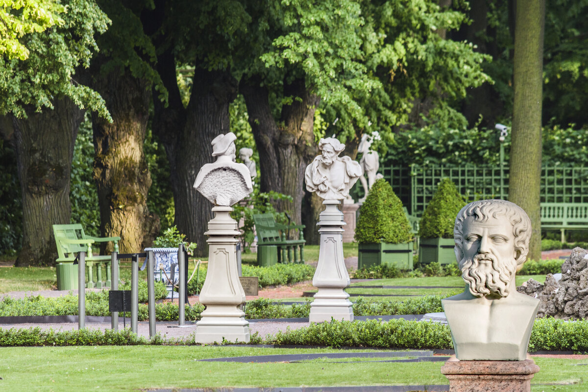 Спор скульптурных персонажей в Летнем саду в отсутствие посетителей - Стальбаум Юрий 