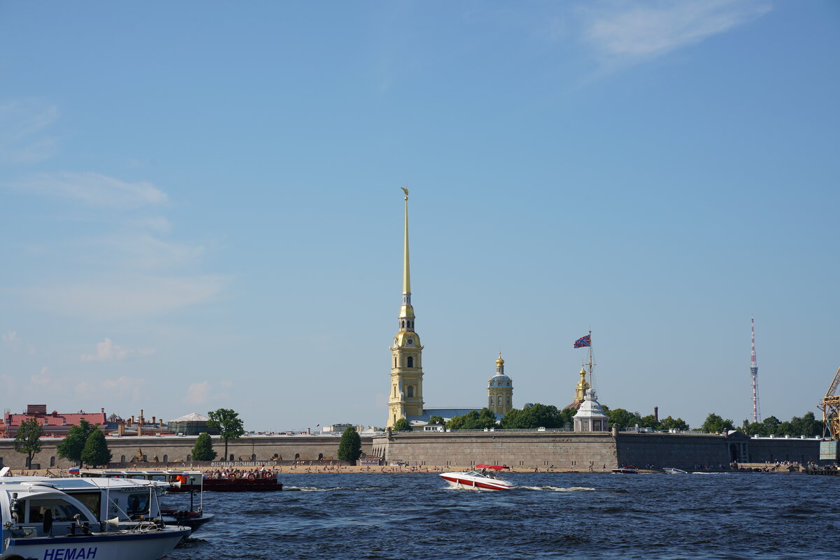 Вид на Петропавловскую крепость и Петропавловский собор - Иван Литвинов