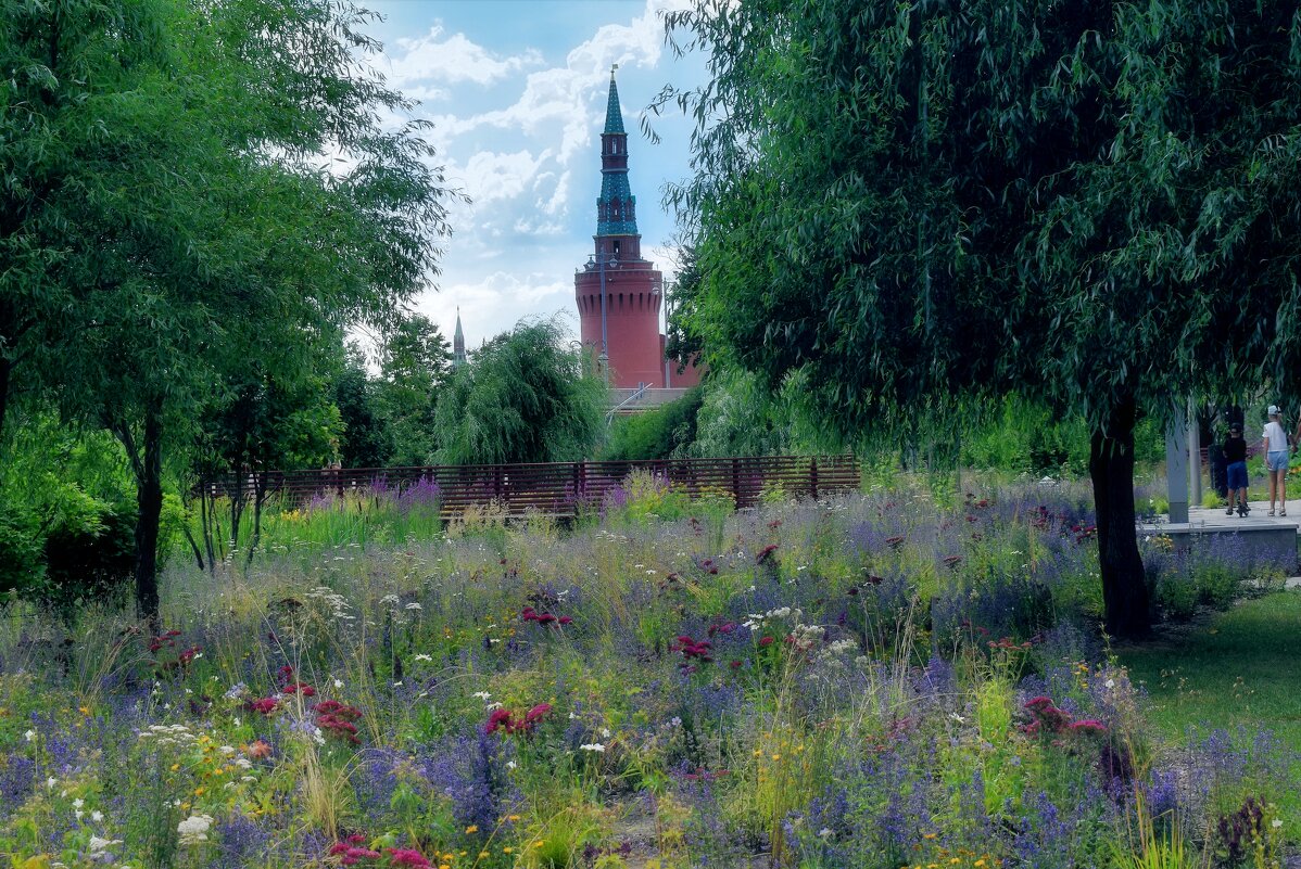 Ландшафтный парк на фоне древнего Кремля. - Татьяна Помогалова