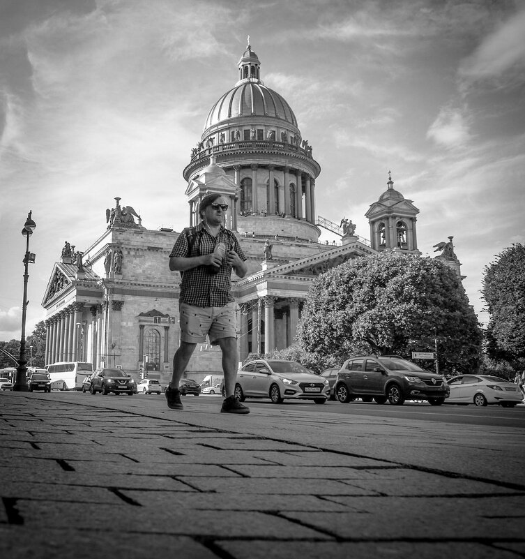 На Исаакиевской площади (turista russo a luglio) - Магомед .