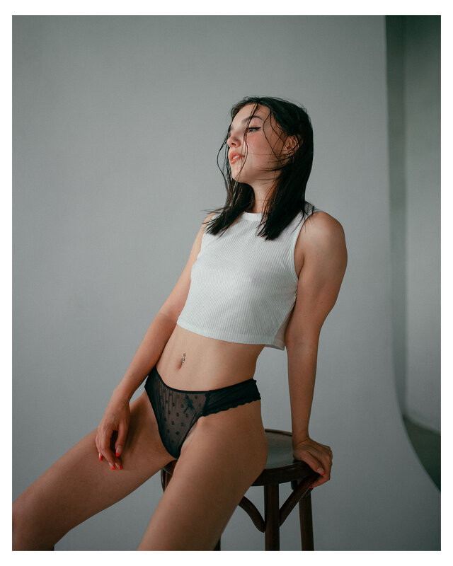 Сексуальная девушка в нижнем белье в солнечной студии - Lenar Abdrakhmanov