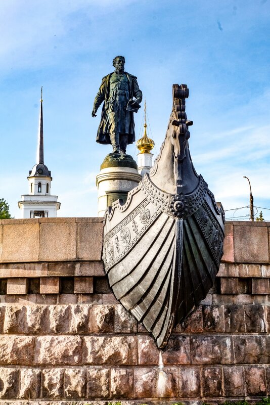 Памятник отважному русскому путешественнику - Георгий А