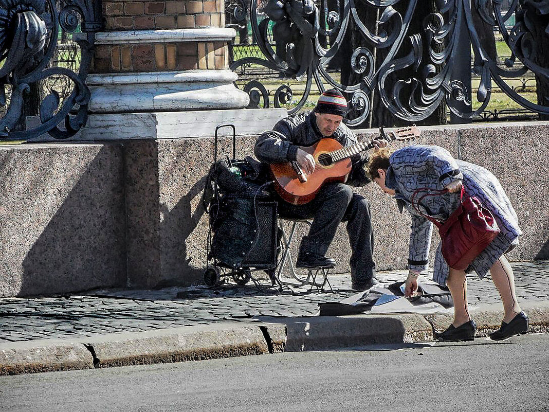 Уличный музыкант и благодарная слушательница :-) - Стальбаум Юрий 