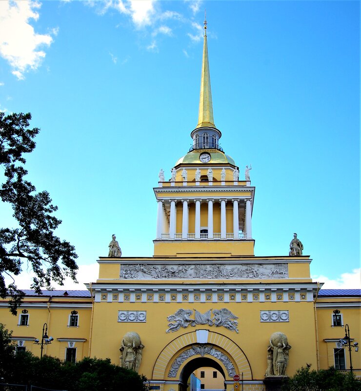 Главный фасадный вид Адмиралтейства с позолоченным шпилем, простирающимся высоко в небо. - Валерий Новиков