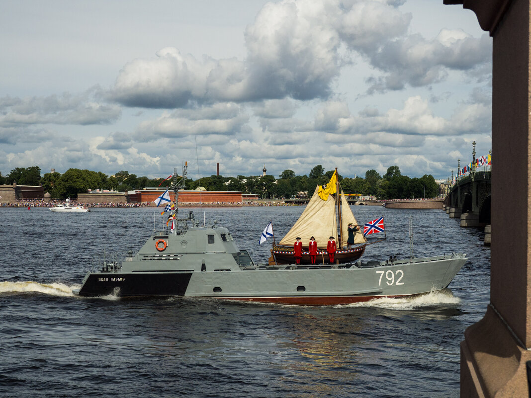 Ботик Петра Первого - участник дня ВМФ в Петербурге - Майя Жинкина