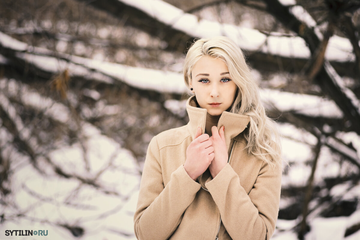 Блондинка в зимнем лесу - Павел Сытилин