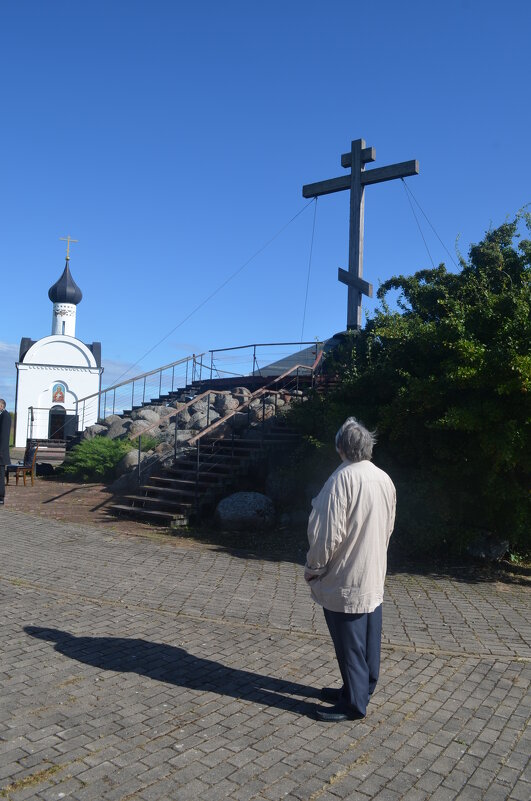 Поклонный крест и писатель Александр Проханов, Изборск, 3 сентября 2022 года - Владимир Павлов