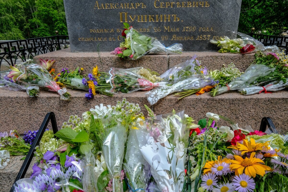 У могилы Пушкина всегда много свежих цветов - Георгий А