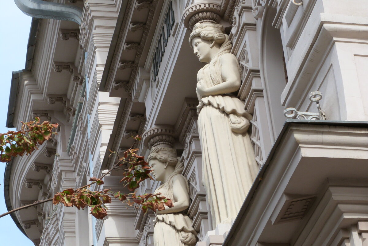 Скульптуры на фасаде здания - Вик Токарев